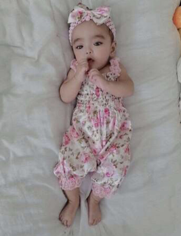 Barboteuse et bandeau en satin froncé à fleurs pour bébé fille