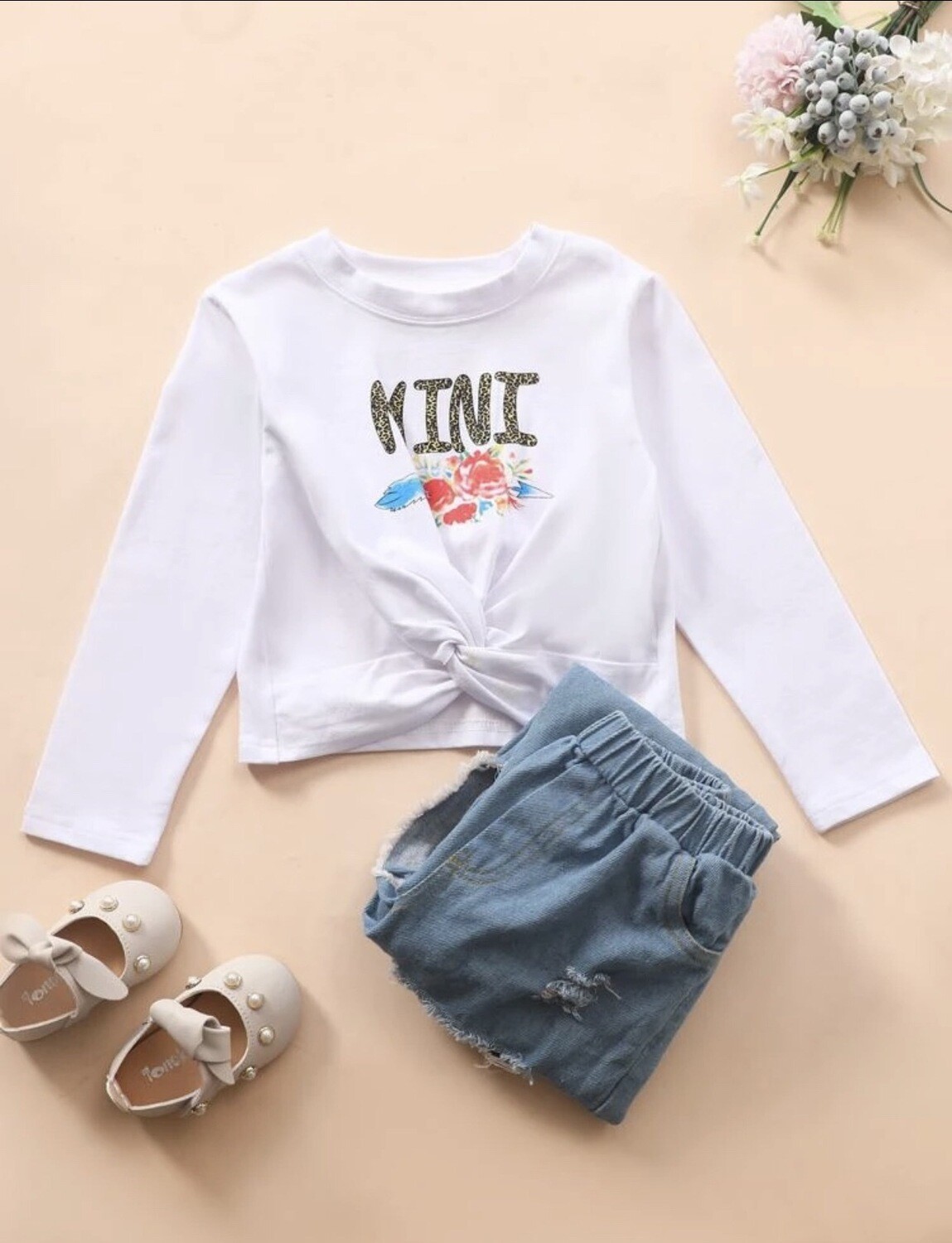 T-shirt à ourlet torsadé à imprimé floral et lettre pour petites filles