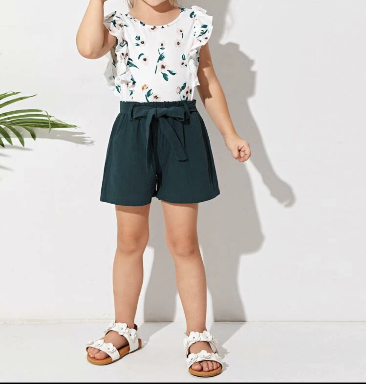 T-shirt à imprimé floral avec bordure froncée et short ceinturé