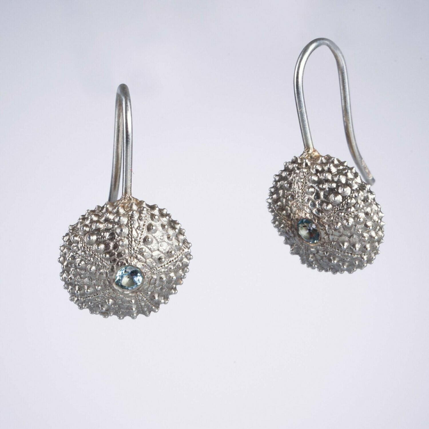 Ohrhänger "Seeigel" midi mit Blau-Topas