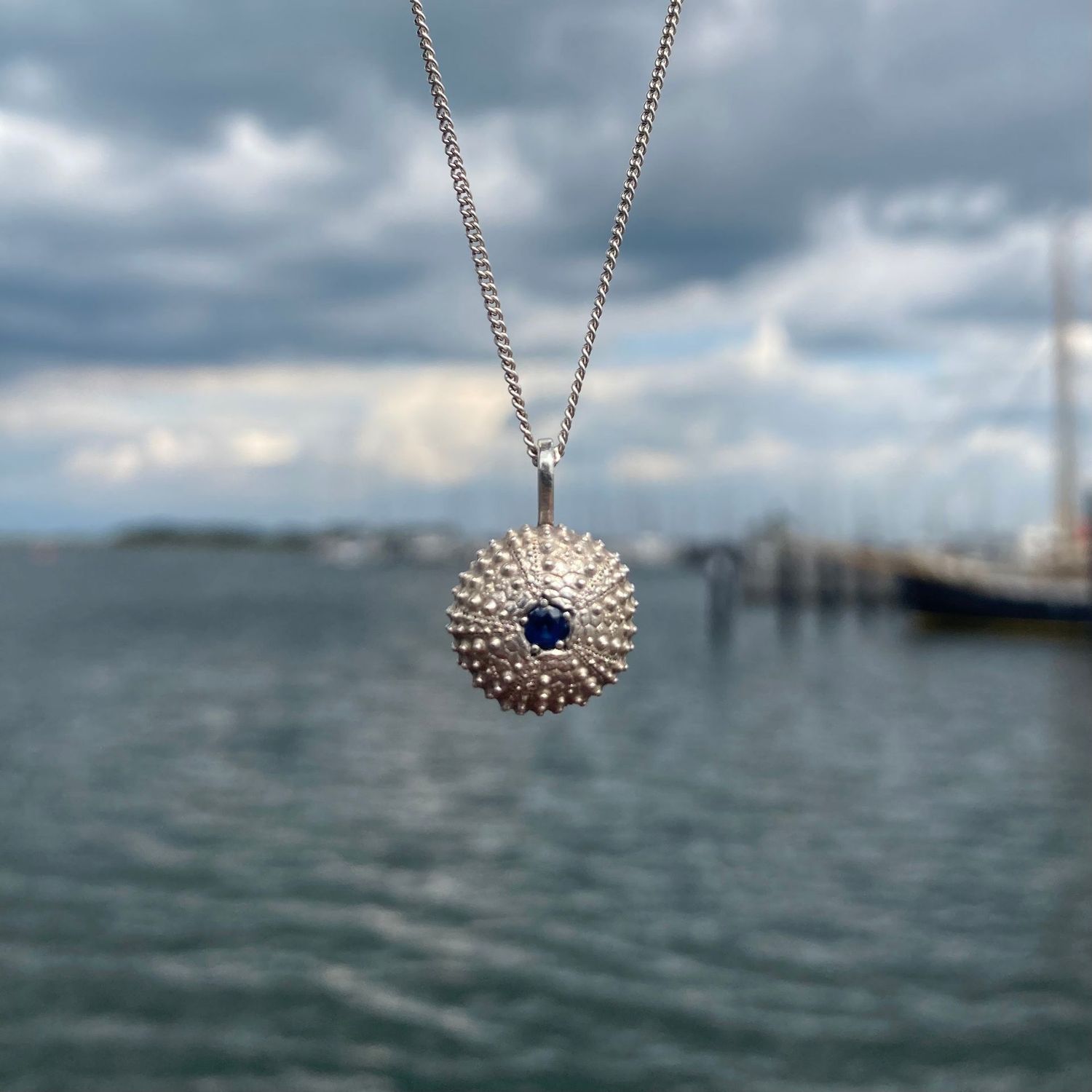 Kette "Seeigel" midi mit Saphir (dunkelblau)