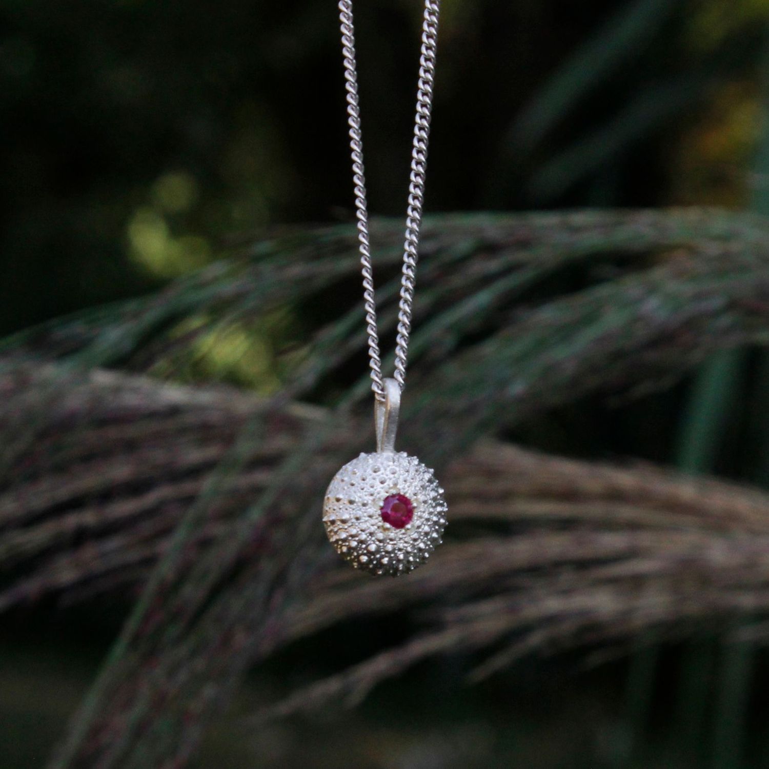 Kette "Seeigel" mini mit Rubin