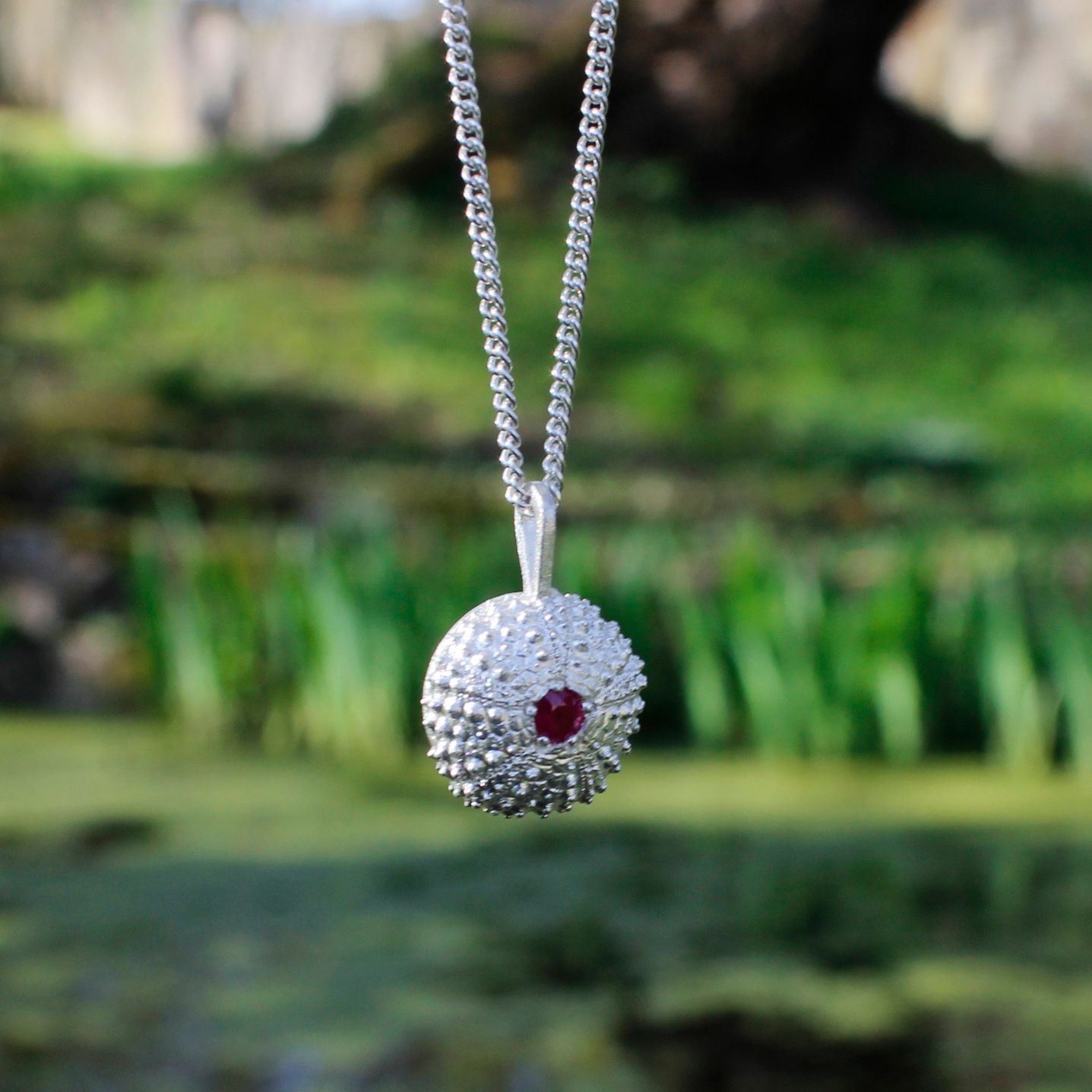 Kette "Seeigel" midi mit Rubin