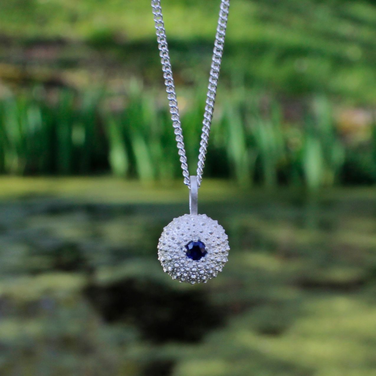 Kette "Seeigel" mini mit Saphir