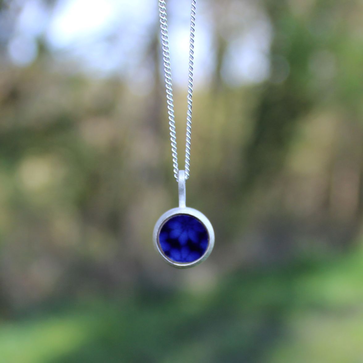 Kette "Tragbares Glück" mit blauem Porzellan