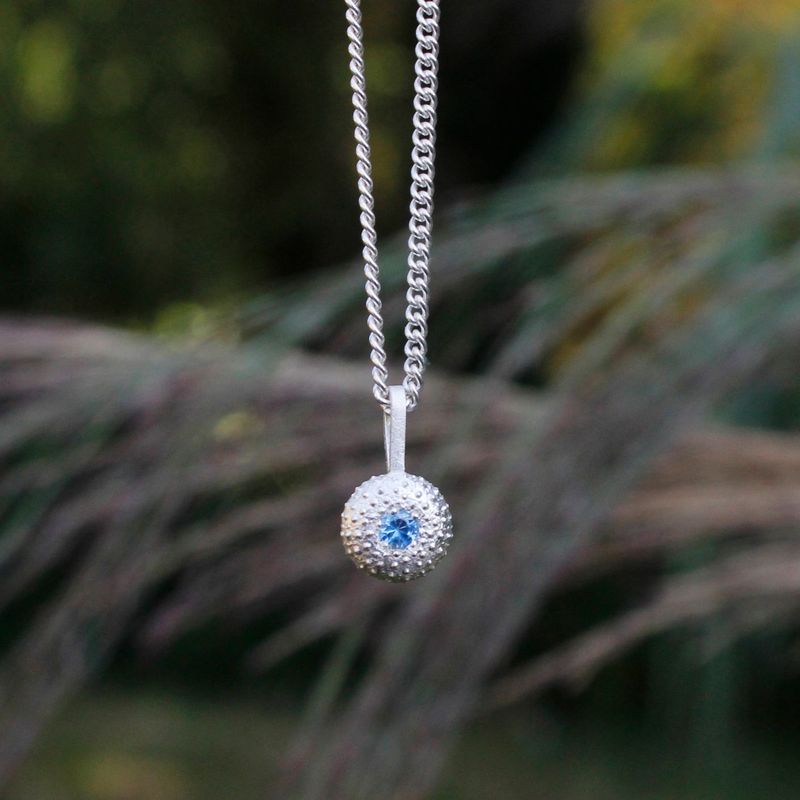 Kette "Seeigel" minimini mit Sky-Topas