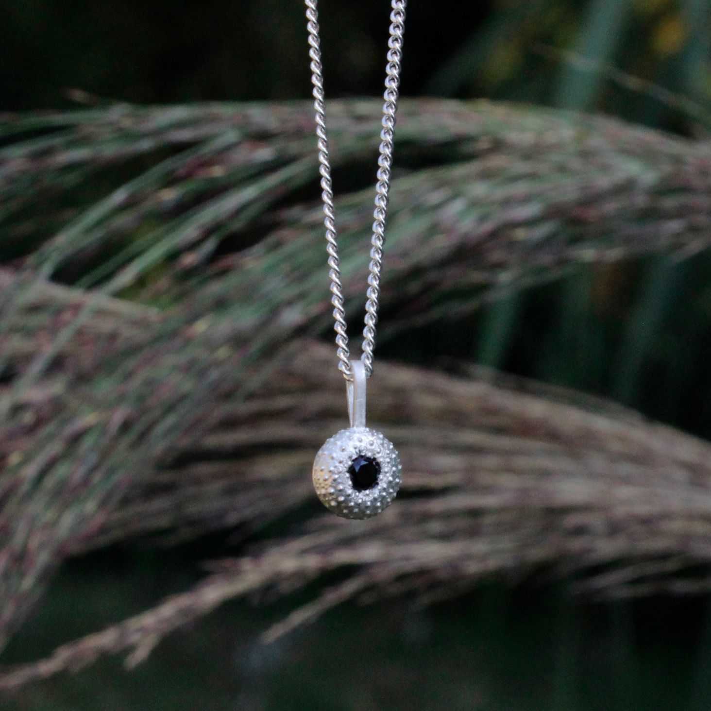 Kette "Seeigel" minimini mit Saphir (dunkelblau)