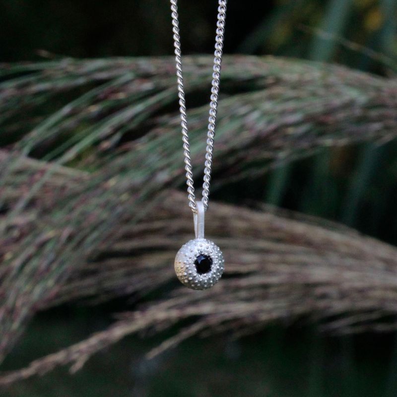 Kette "Seeigel" minimini mit Saphir (dunkelblau)