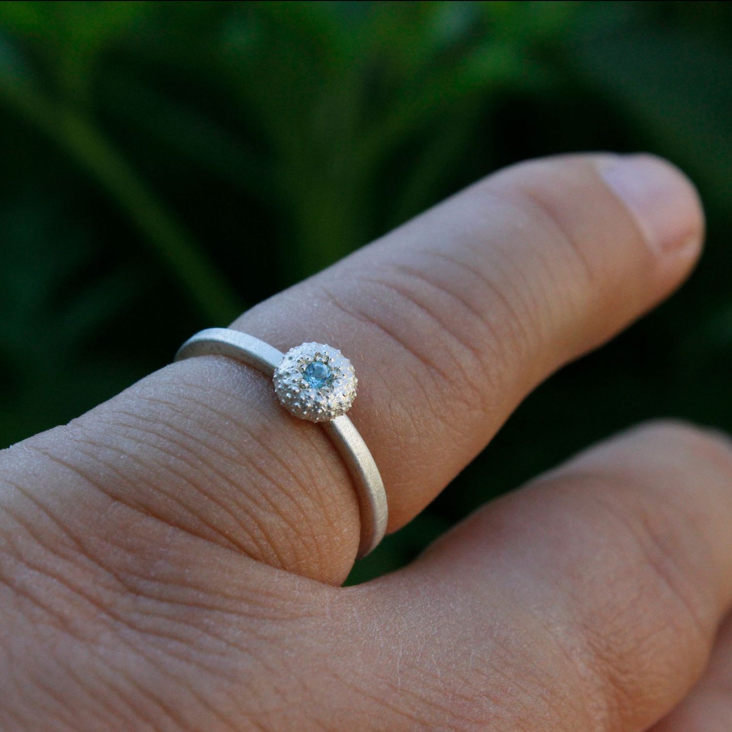 Ring "Seeigel" miniminimini mit Blau-Topas