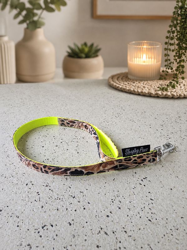 20mm Mocca Leo x Neongelb Handschlaufen Leine 70cm 20mm Mocca Leo x Neongelb Handschlaufen Leine 70cm