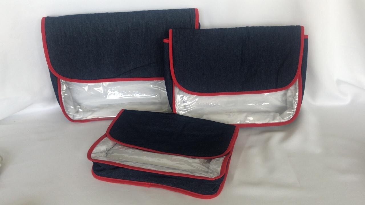 SET DE 3 PIEZAS EN TELA DE JEANS CON RIBETE ROJO