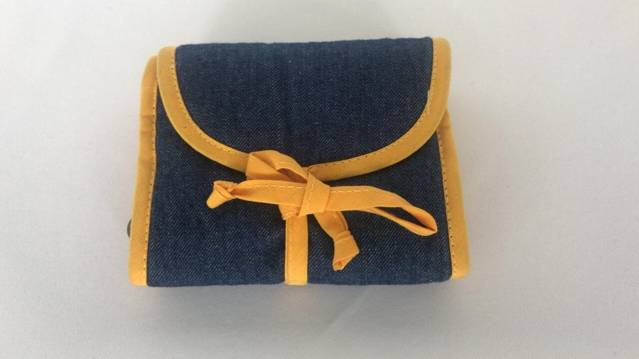 JOYERO CHICO EN TELA DE JEANS CON RIBETE AMARILLO