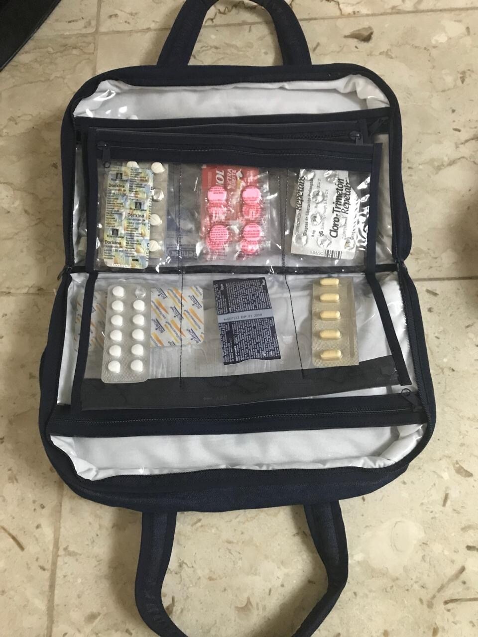 MALETIN ORGANIZADOR DE MEDICINAS EN TELA DE JEANS CON RIBETE AZUL MARINO