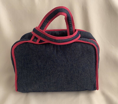 MALETIN CHICO EN TELA DE JEANS CON RIBETE FUCSIA