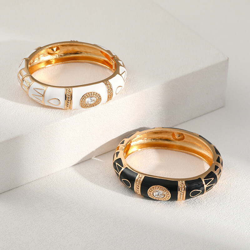 Exquisite fashion bangle available in 2 colors