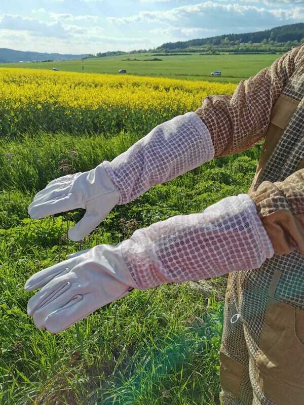 Imker Handschuhe 3-lagig mit Atmungsnetz und Karabinerhacken Imker Handschuhe 3-lagig mit Atmungsnetz und Karabinerhacken