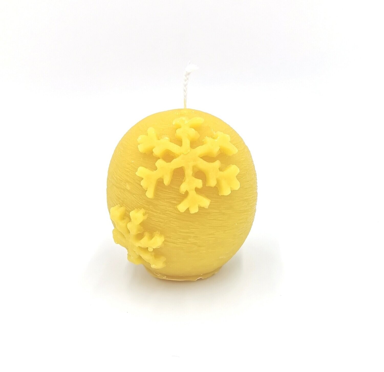 Kerze rund mit Schneeflocken, 7cm hoch,140g