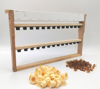 DNM Zuchtrahmen inkl Nicotzubehör und Futtertasche für 26 Einheiten(mit 100 Weiselnäpchen) DNM Zuchtrahmen inkl Nicotzubehör und Futtertasche für 26 Einheiten(mit 100 Weiselnäpchen)