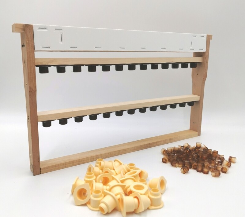 DNM Zuchtrahmen inkl Nicotzubehör und Futtertasche für 26 Einheiten(mit 100 Weiselnäpchen) DNM Zuchtrahmen inkl Nicotzubehör und Futtertasche für 26 Einheiten(mit 100 Weiselnäpchen)