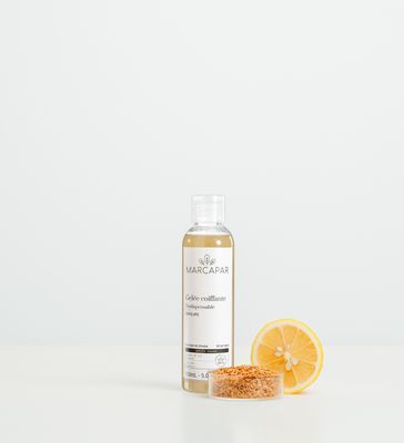 La Gelée Coiffante l’Indispensable s’appuie sur les multiples vertus de la graine de lin , gainante, hydratante et anti-radicaux libres. Elle permet de définir la boucle et de conserver sa souplesse .