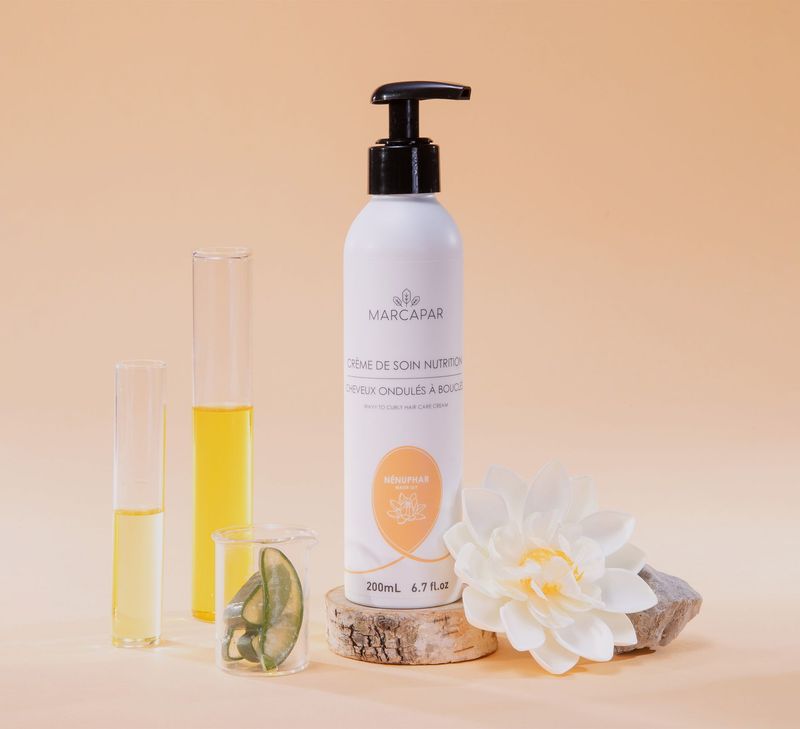 La Crème de soin Nutrition est un soin coiffant sans rinçage à la texture légère, dédié aux cheveux ondulés à bouclés.HUILES VÉGÉTALES BIO DE CARTHAME ET CAMELINE Nourrissantes et protectrices. La Crème de soin Nutrition est un soin coiffant sans rinçage à la texture légère, dédié aux cheveux ondulés à bouclés.HUILES VÉGÉTALES BIO DE CARTHAME ET CAMELINE Nourrissantes et protectrices.