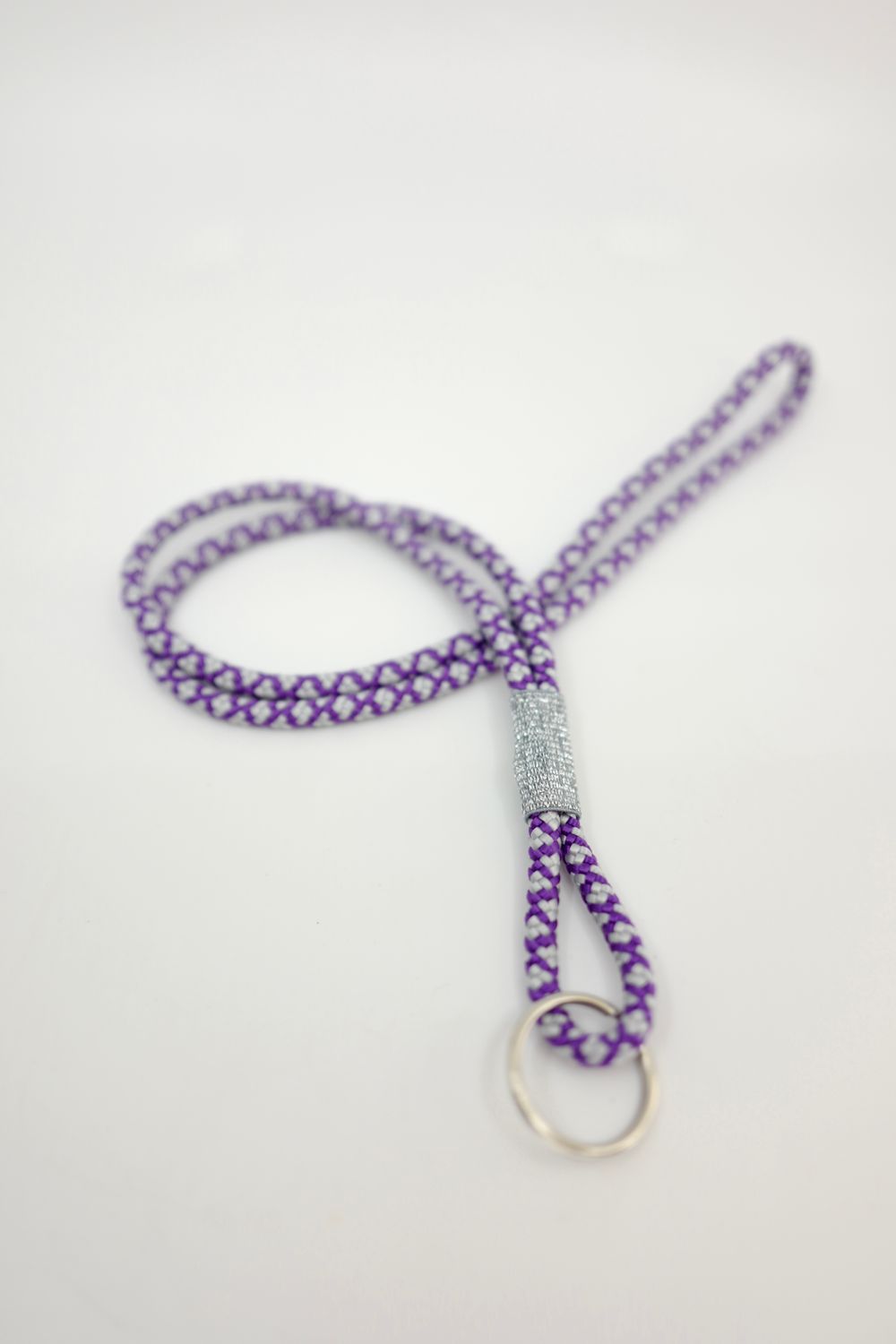 Schlüsselanhänger lang violett/weiss
