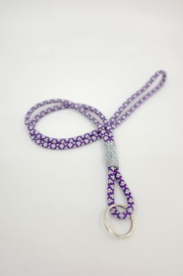 Schlüsselanhänger lang violett/weiss