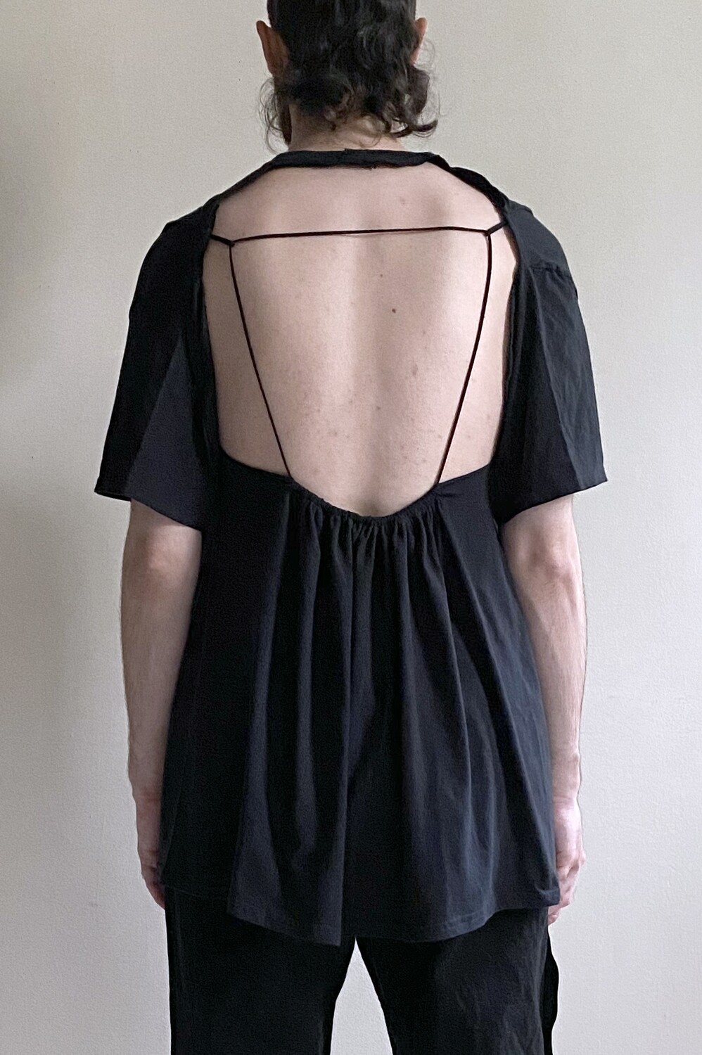 backless tee, black