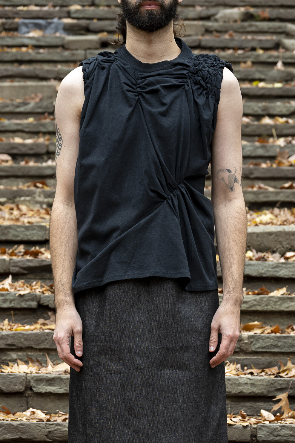 pinched sleeveless tee, black
