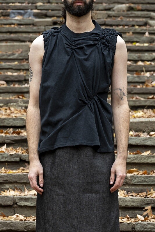 pinched sleeveless tee, black