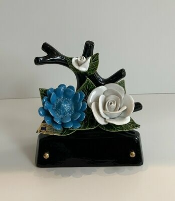 Céramique avec roses blanche et fleur bleu