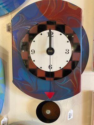 Pendulum clock with bends Blues/Reds