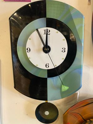 Half and half pendulum wall clock bent Green/Black