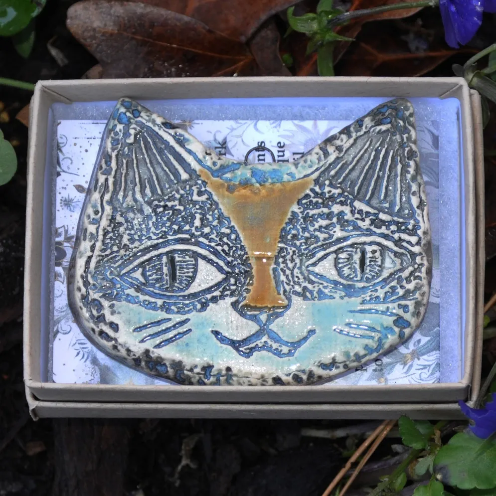 Cat Face One pottery ornament, USA 