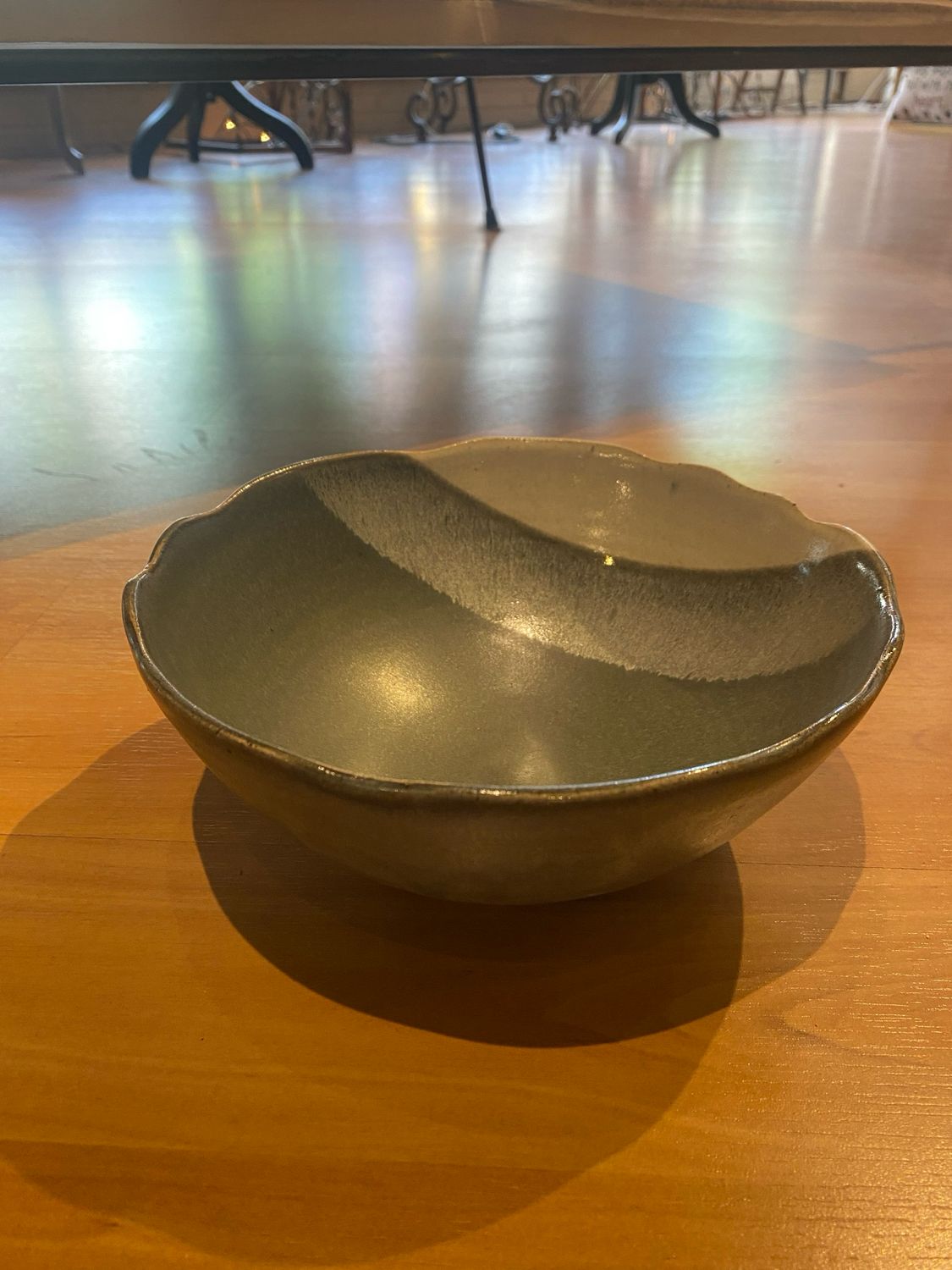 Medium 8&quot;-9&quot; Grey &amp; White Wavy Edged Bowl