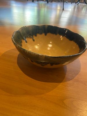 Small 7&quot;-8&quot; Honeybee Wavy Edged Bowl