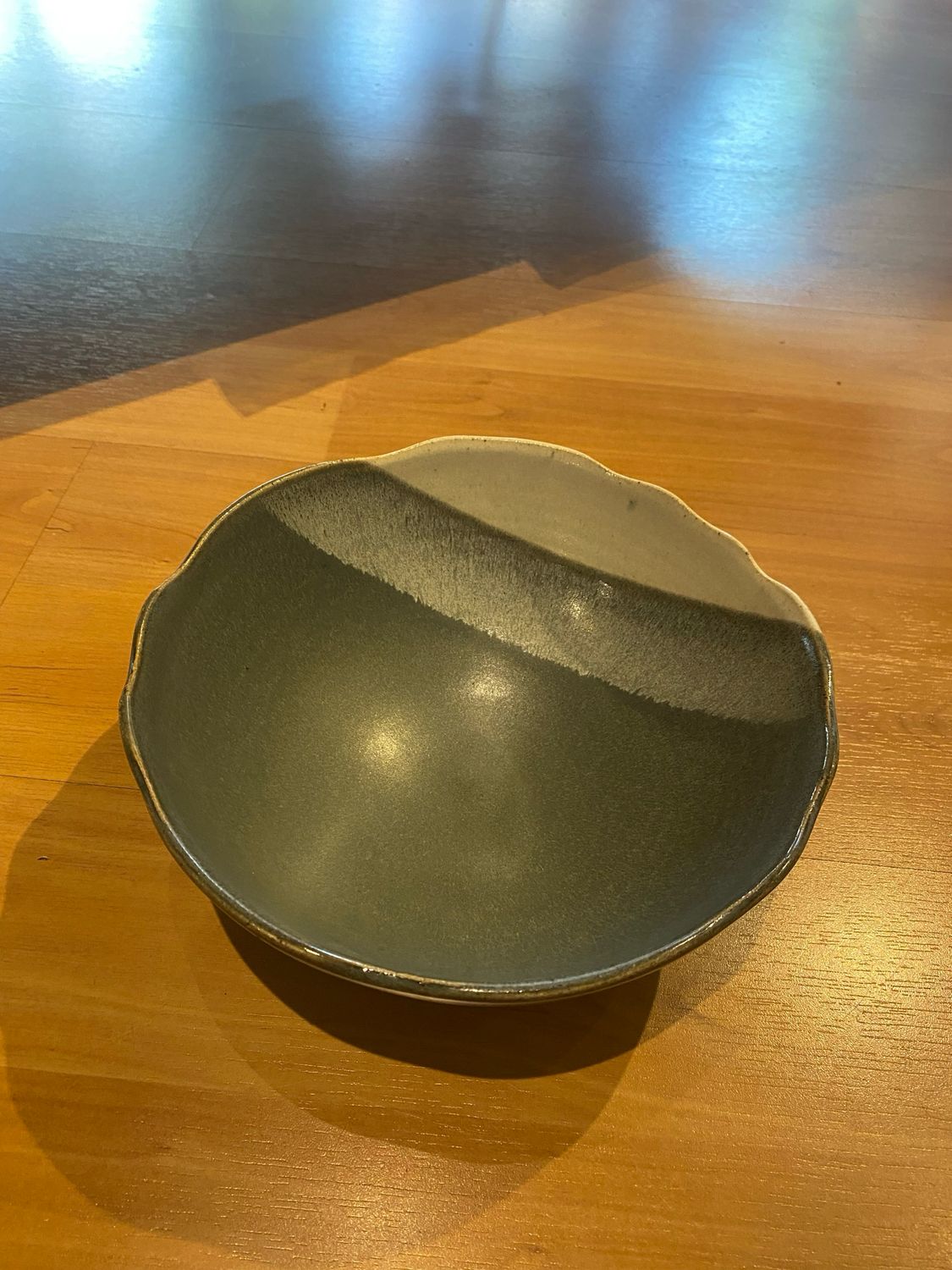 Small 7&quot;-8&quot; Grey &amp; White Wavy Edged Bowl