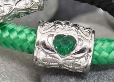 1VCP Claddagh - Black 7" Medium Bead Paracord Bracelet