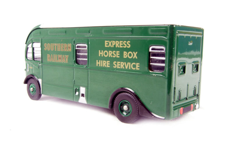 Corgi Trackside DG213001 Harrington Horsebox Southern Railways