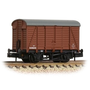 Graham Farish 377-429 SR 12T Ventilated Van Even Planked BR Bauxite (Early)