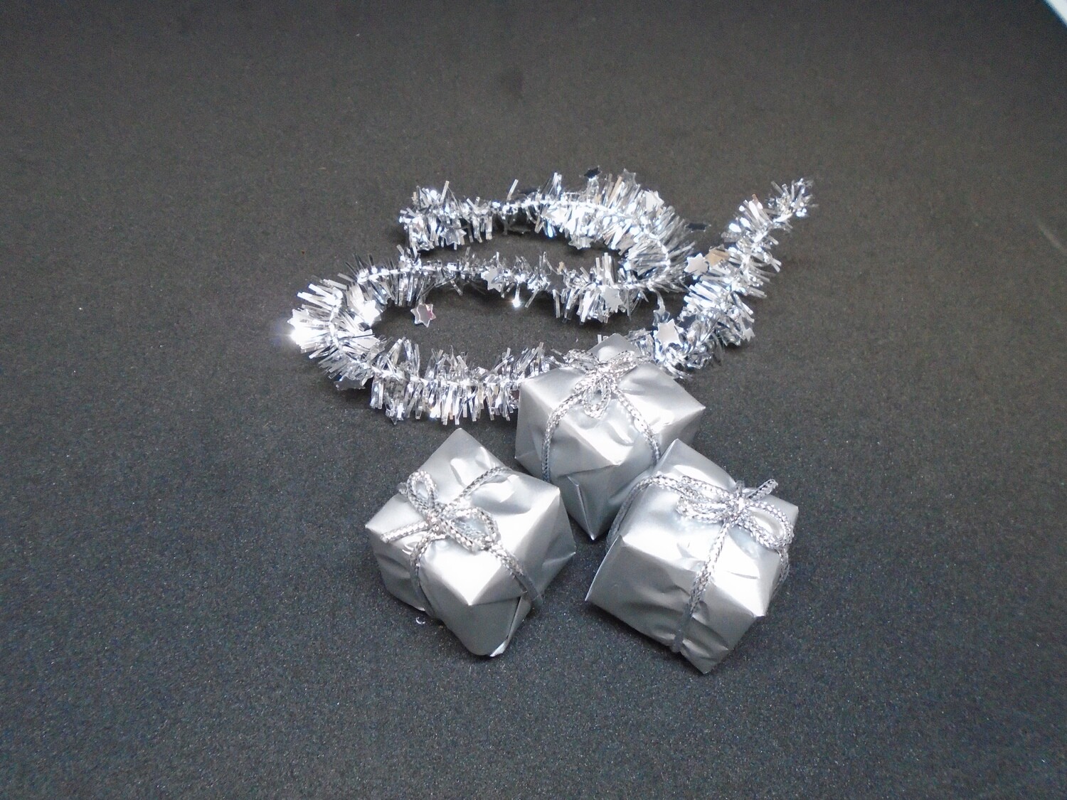 3 CHRISTMAS PRESENTS AND GARLAND IN SILVER