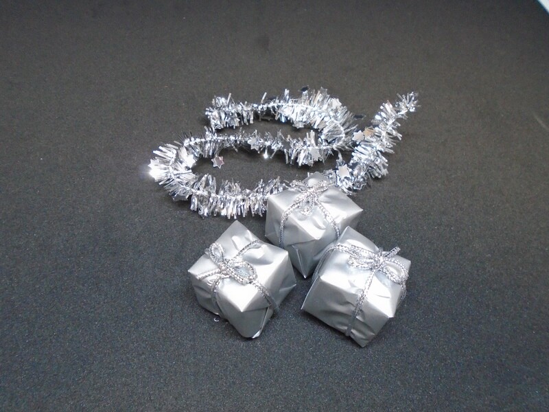 3 CHRISTMAS PRESENTS AND GARLAND IN SILVER