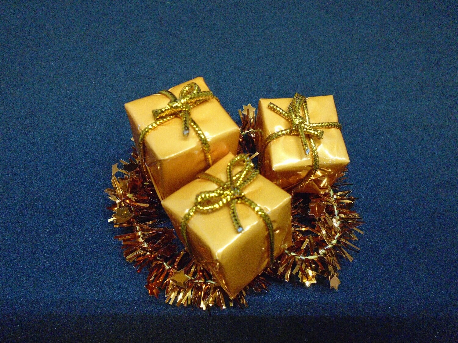 3 CHRISTMAS PRESENTS AND GARLAND IN GOLD