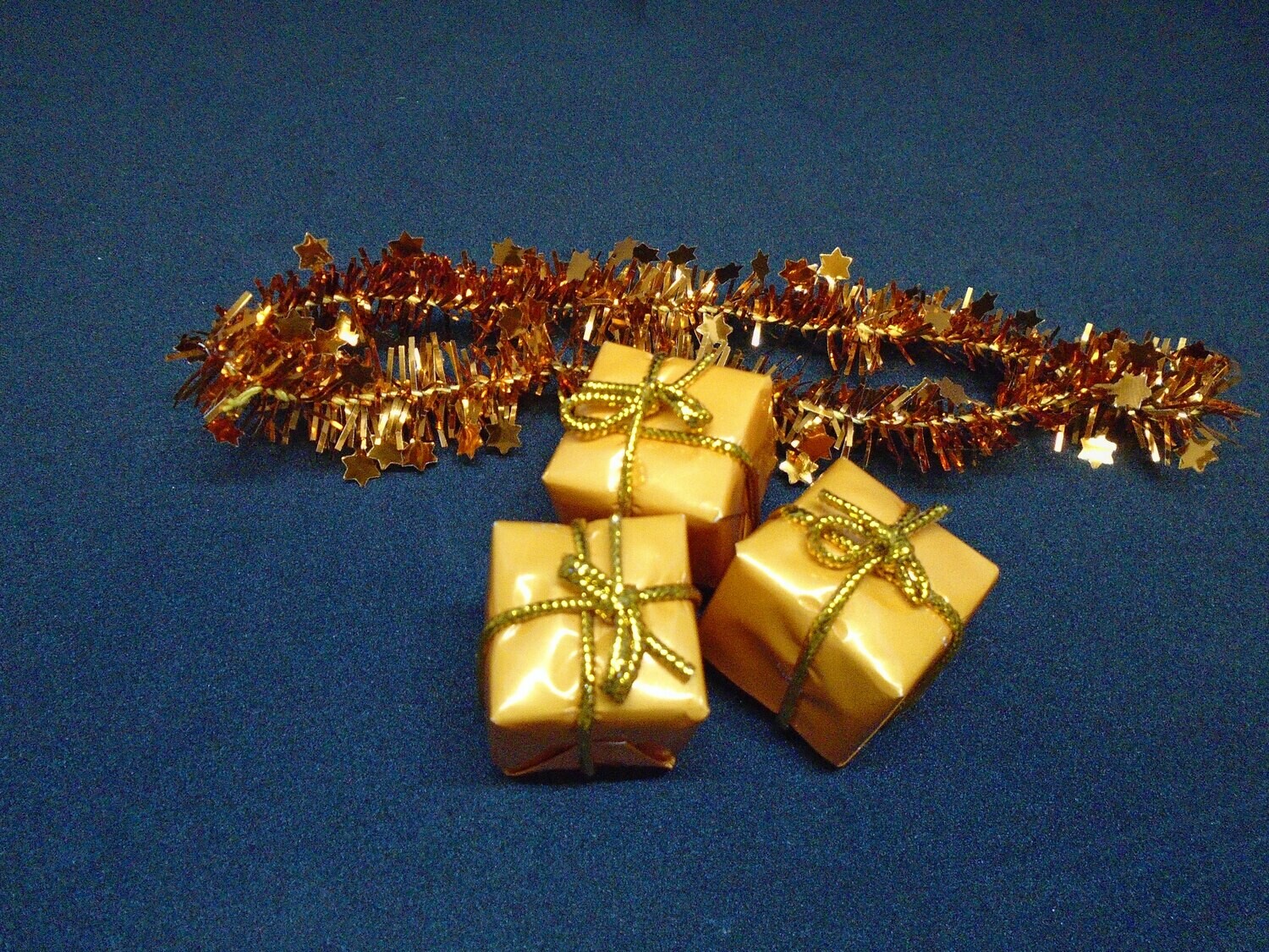 3 CHRISTMAS PRESENTS AND GARLAND IN BRONZE