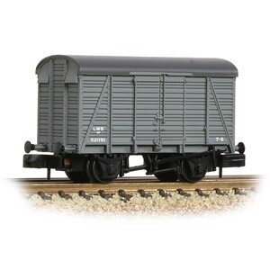 Graham Farish 377-431 SR 12T Ventilated Van 2+2 Planked LMS Grey