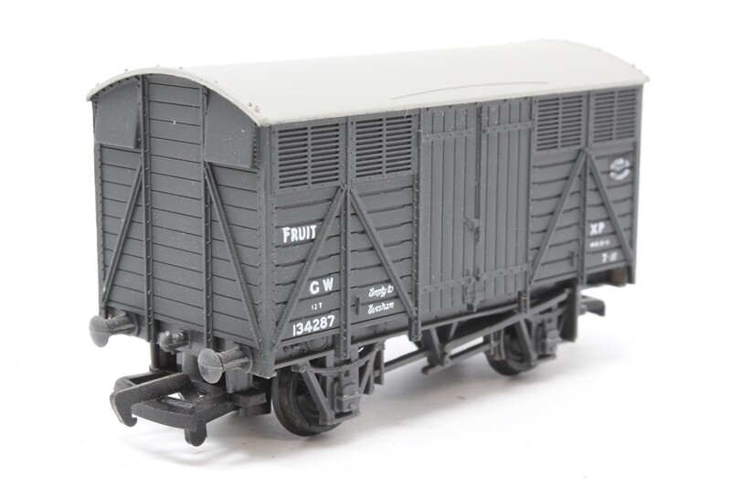 Bachmann 33-725 12 Ton Shock Absorbing Van 139576 in GWR Livery, Marked 'Van Number 39' - 'Stourbridge & Paddington