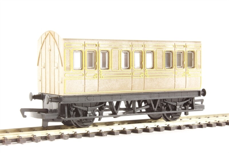 Hornby R4674 Railroad LNER Four Wheel Coach in Teak