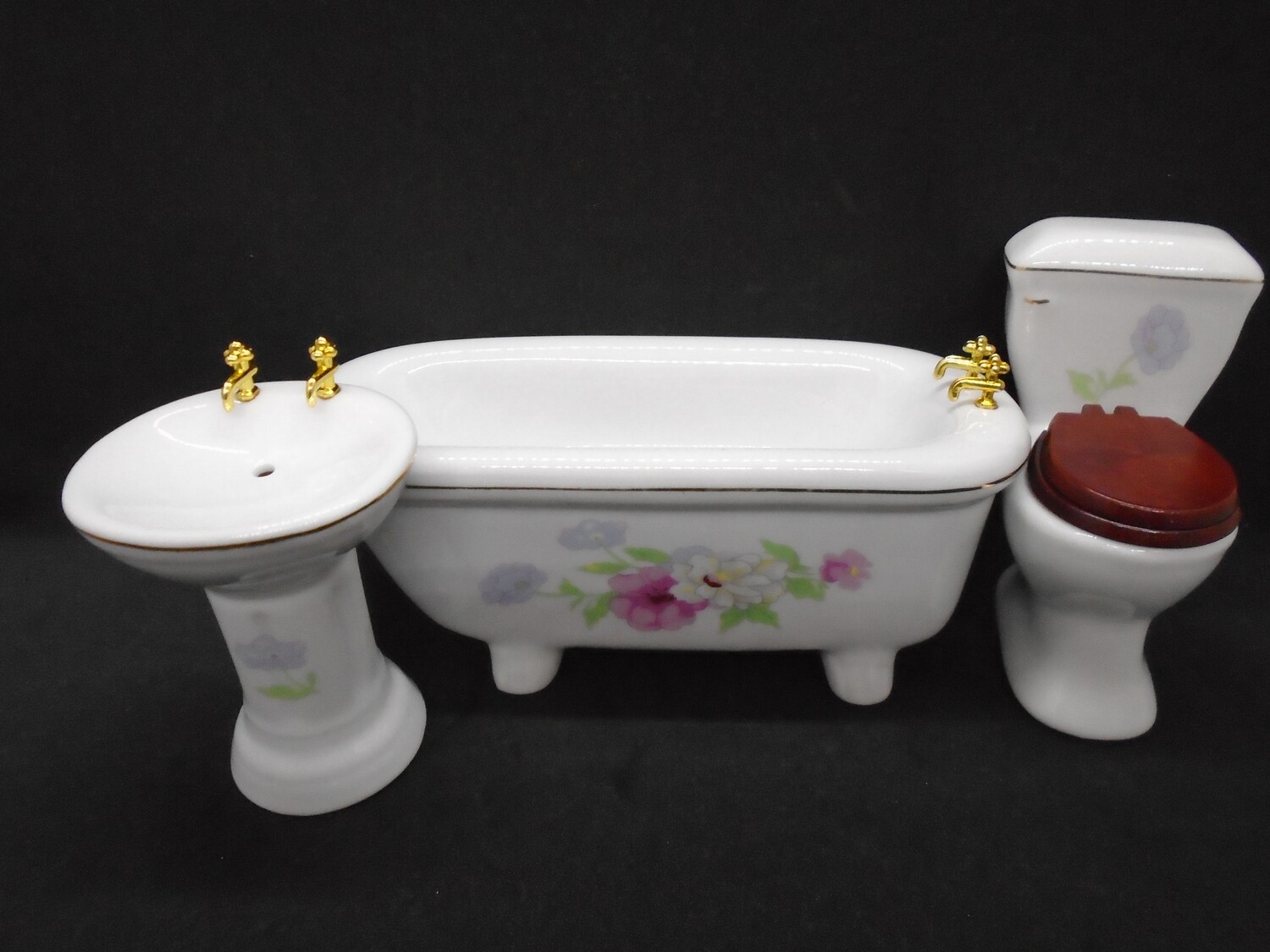 CHINA BATHROOM SET WITH FLORAL MOTIF