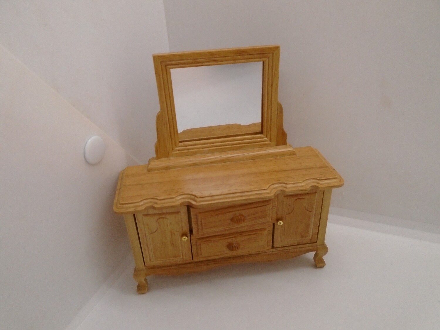 DRESSING TABLE WITH MIRROR