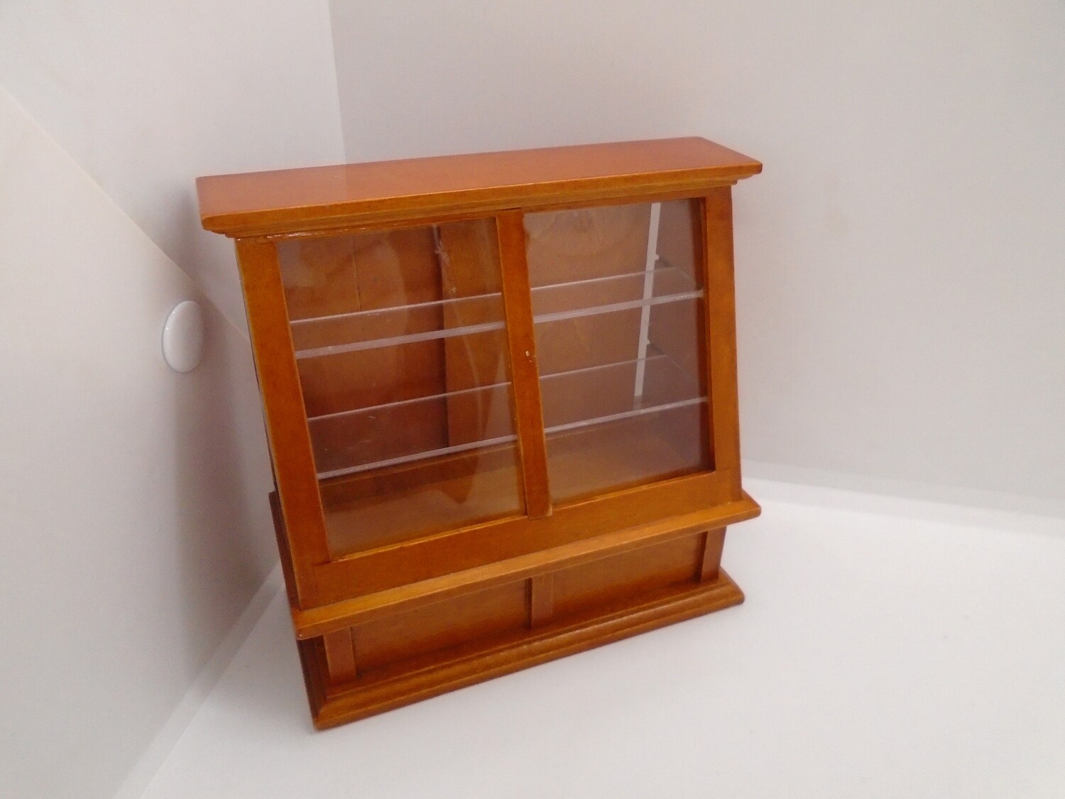 SHOP COUNTER IN A MAPLE STAIN